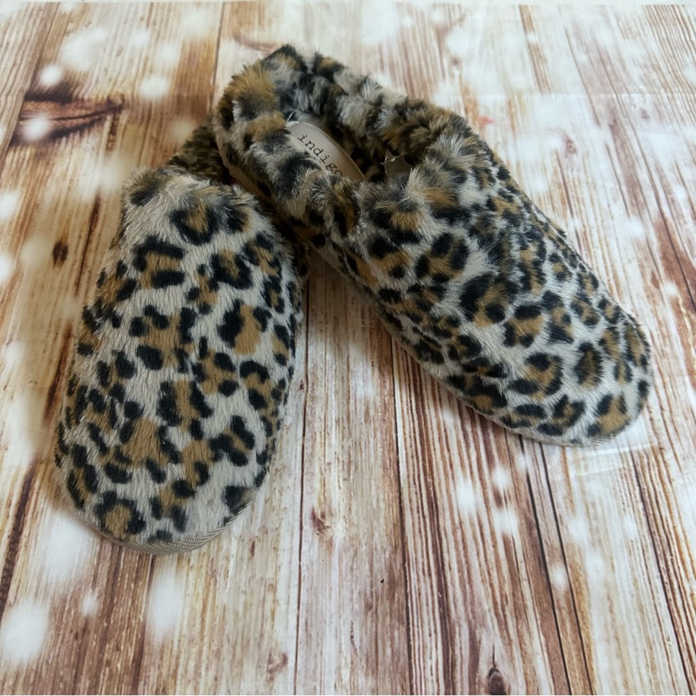 Francesca’s indigo rd. Tekle Leopard Print Faux Fur Scuff Slippers Size 8